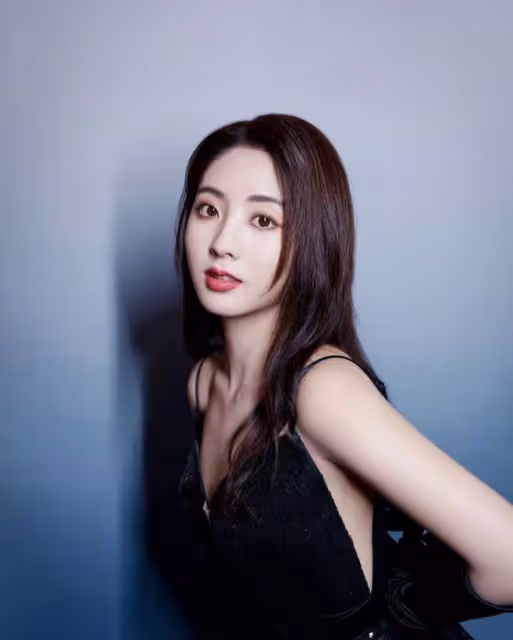 「甜劇女主」邢菲這次美得太驚艷,一襲黑裙氣質好明艷,路轉粉了