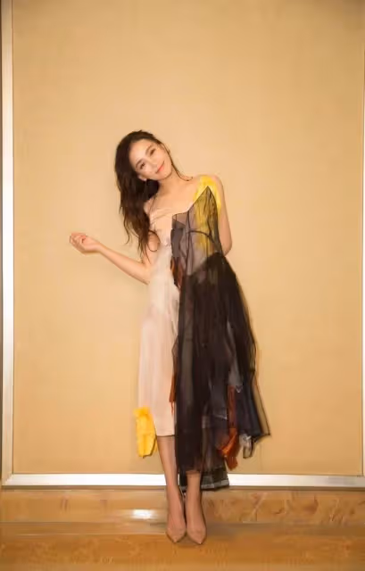 《北轍南轅》里的馮希私下穿搭也很有女人味,讓人保護欲爆棚