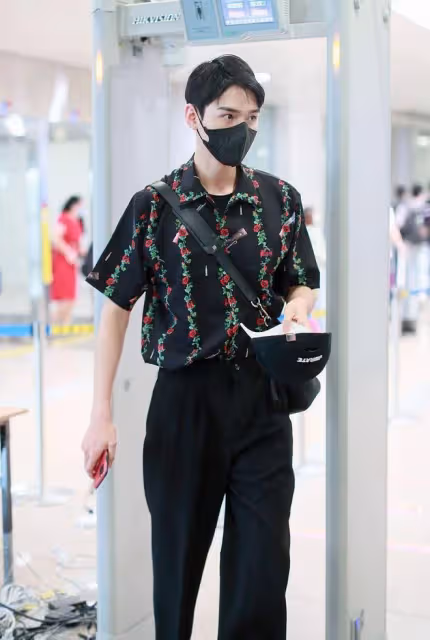 龔俊穿花襯衫好迷人,小奶狗瞬間變小狼狗,高冷氣質太帥氣