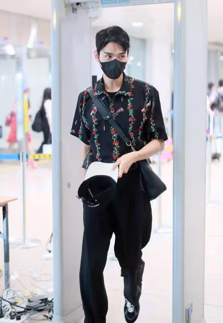 龔俊穿花襯衫好迷人,小奶狗瞬間變小狼狗,高冷氣質太帥氣