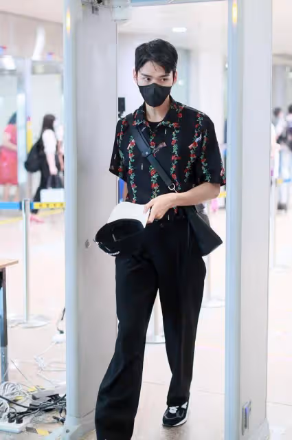 龔俊穿花襯衫好迷人,小奶狗瞬間變小狼狗,高冷氣質太帥氣