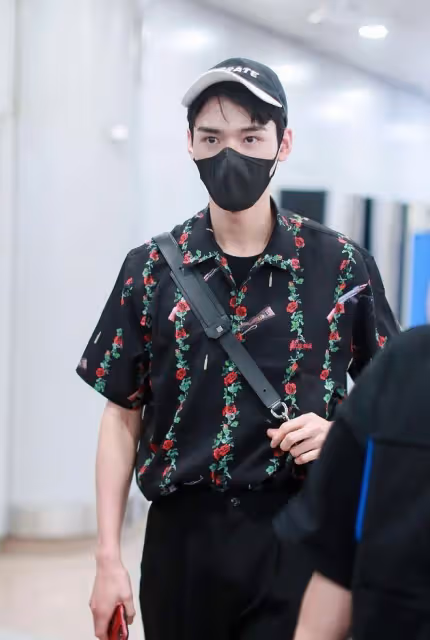 龔俊穿花襯衫好迷人,小奶狗瞬間變小狼狗,高冷氣質太帥氣