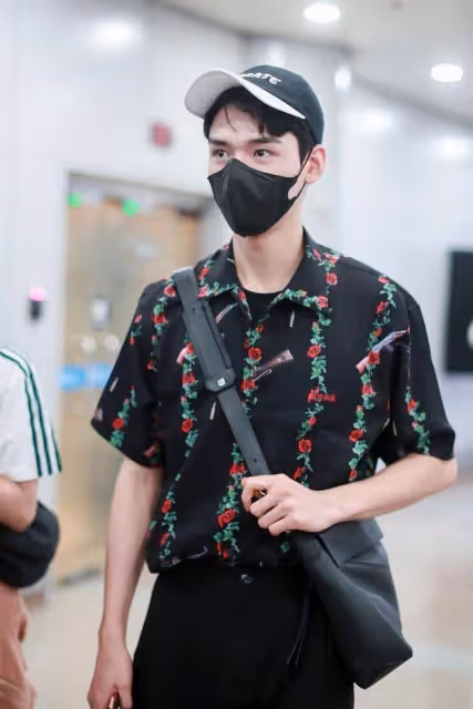 龔俊穿花襯衫好迷人,小奶狗瞬間變小狼狗,高冷氣質太帥氣