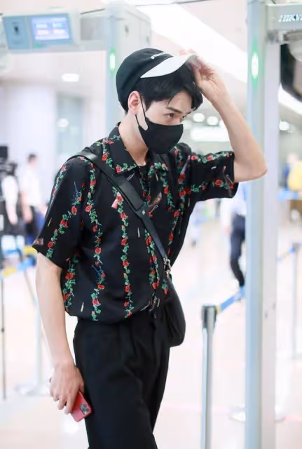 龔俊穿花襯衫好迷人,小奶狗瞬間變小狼狗,高冷氣質太帥氣