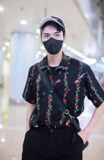 龔俊穿花襯衫好迷人,小奶狗瞬間變小狼狗,高冷氣質太帥氣