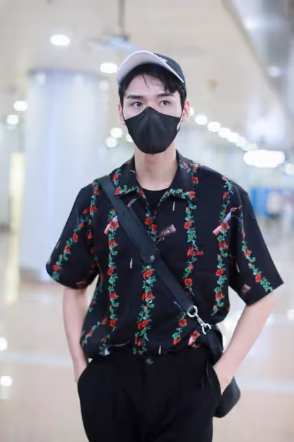 龔俊穿花襯衫好迷人,小奶狗瞬間變小狼狗,高冷氣質太帥氣