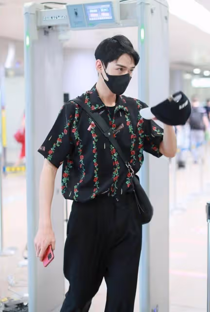 龔俊穿花襯衫好迷人,小奶狗瞬間變小狼狗,高冷氣質太帥氣