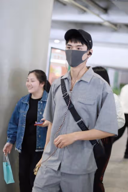 龔俊穿花襯衫好迷人,小奶狗瞬間變小狼狗,高冷氣質太帥氣