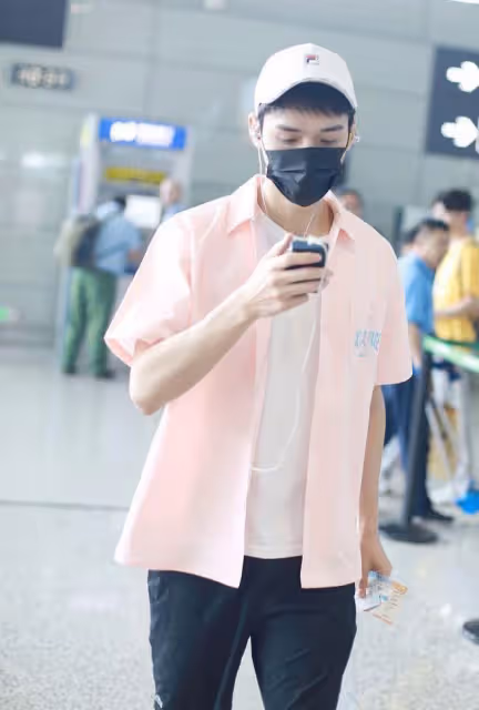 龔俊穿花襯衫好迷人,小奶狗瞬間變小狼狗,高冷氣質太帥氣