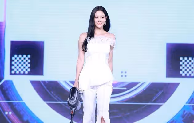 「亞洲第一美」克拉拉身材好辣,穿抹胸裙大秀事業線,腰臀比太美