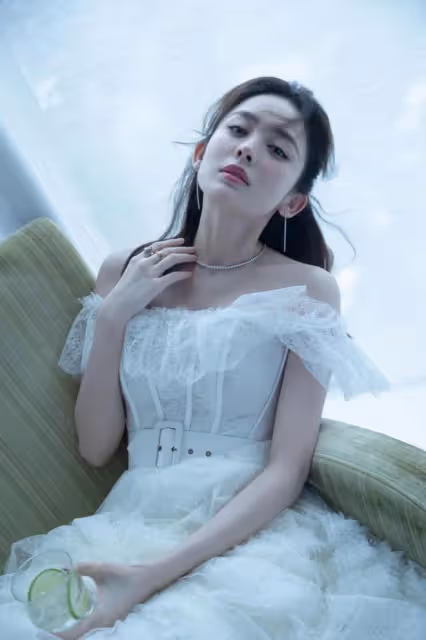 古力娜扎穿一字肩公主裙大秀天鵝頸,蕾絲設計太撩人,滿滿少女心