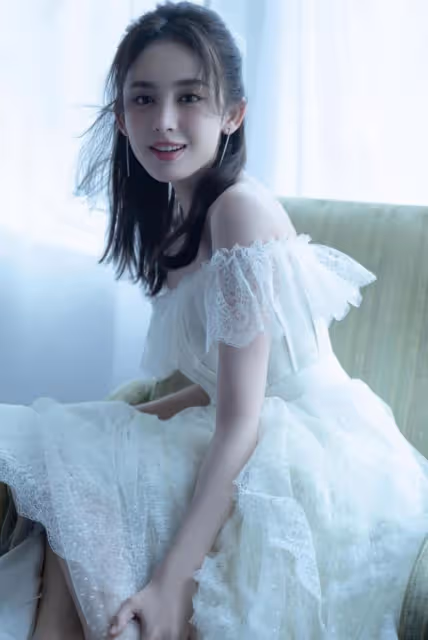 古力娜扎穿一字肩公主裙大秀天鵝頸,蕾絲設計太撩人,滿滿少女心