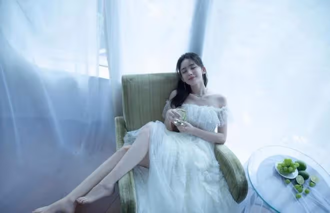 古力娜扎穿一字肩公主裙大秀天鵝頸,蕾絲設計太撩人,滿滿少女心