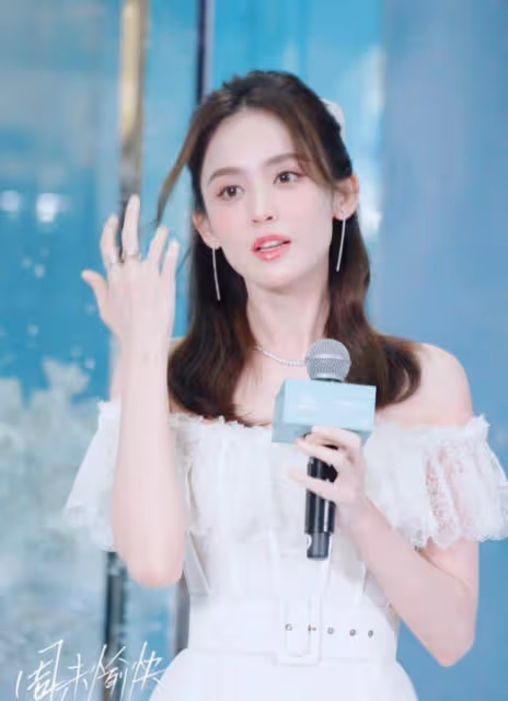 古力娜扎穿一字肩公主裙大秀天鵝頸,蕾絲設計太撩人,滿滿少女心