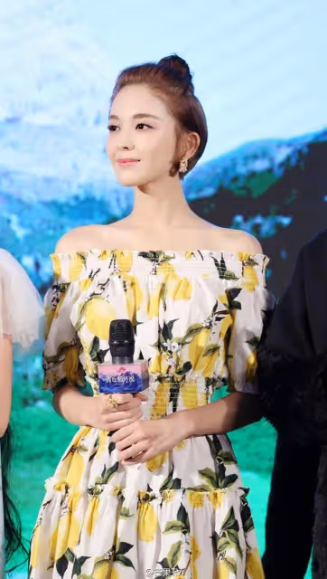 古力娜扎穿一字肩公主裙大秀天鵝頸,蕾絲設計太撩人,滿滿少女心