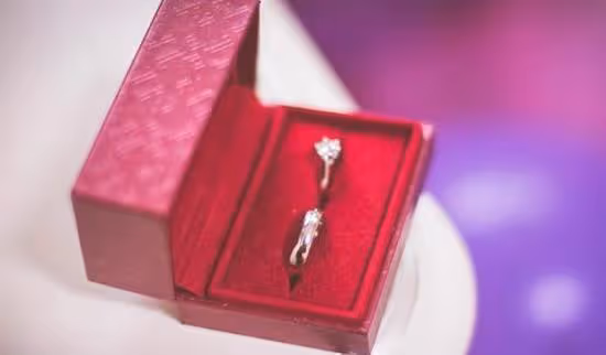 「房子不是我的,車子也是借的,你還愛我嗎?」「婚禮取消吧」