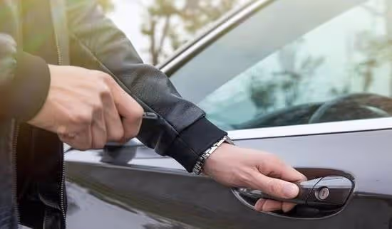 「房子不是我的,車子也是借的,你還愛我嗎?」「婚禮取消吧」