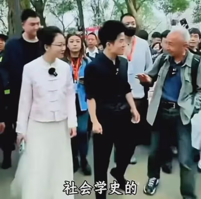 笑死!戴建業想讓董宇輝當武漢女婿,在線呼喚李廳長安排找翠花!