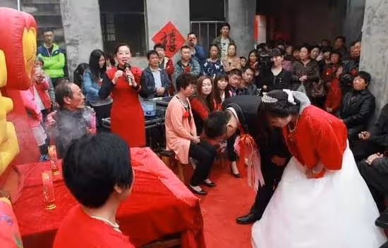 為28萬彩禮，奶奶讓俺嫁給傻子，新婚那晚傻子說一事，樂開花