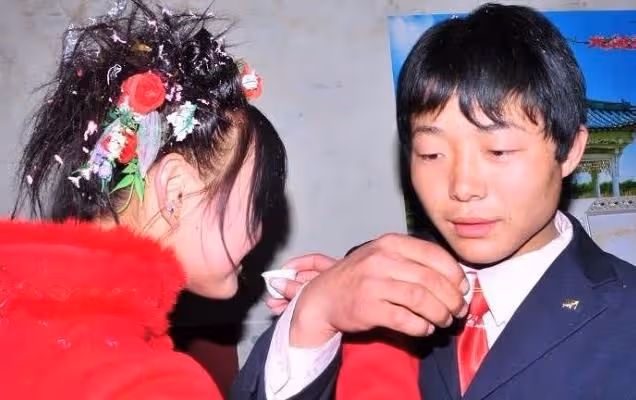 為28萬彩禮，奶奶讓俺嫁給傻子，新婚那晚傻子說一事，樂開花