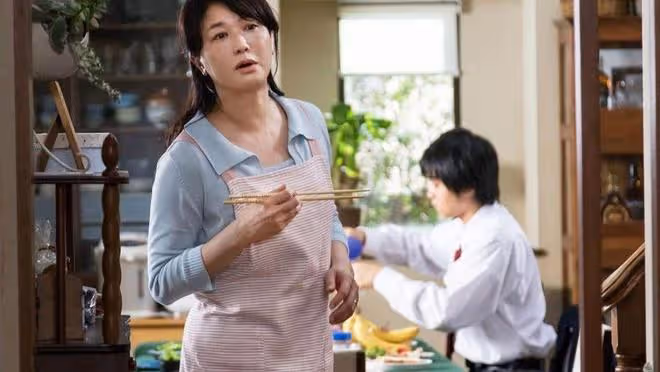離婚半年，8歲的兒子給爸爸發了三個字，媽媽看到回復，哭了