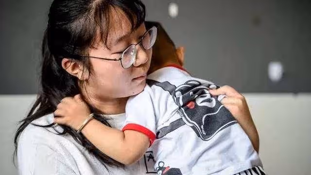 離婚半年，8歲的兒子給爸爸發了三個字，媽媽看到回復，哭了