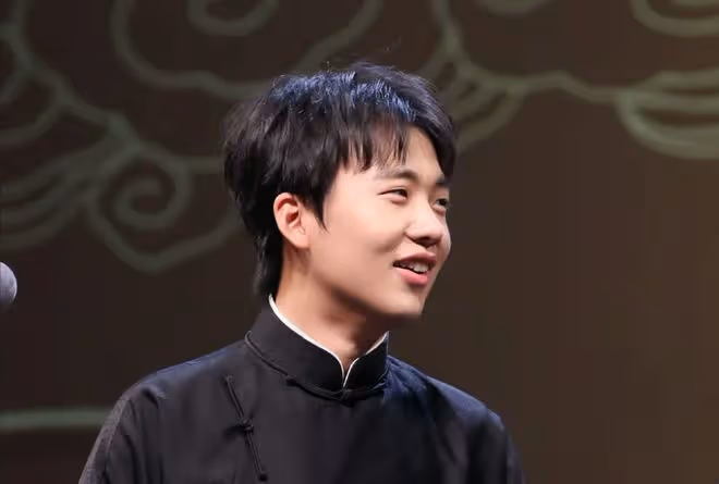 郭麒麟在綜藝《我們仨》玩吃播，毛不易調侃郭麒麟是「貔貅」體質