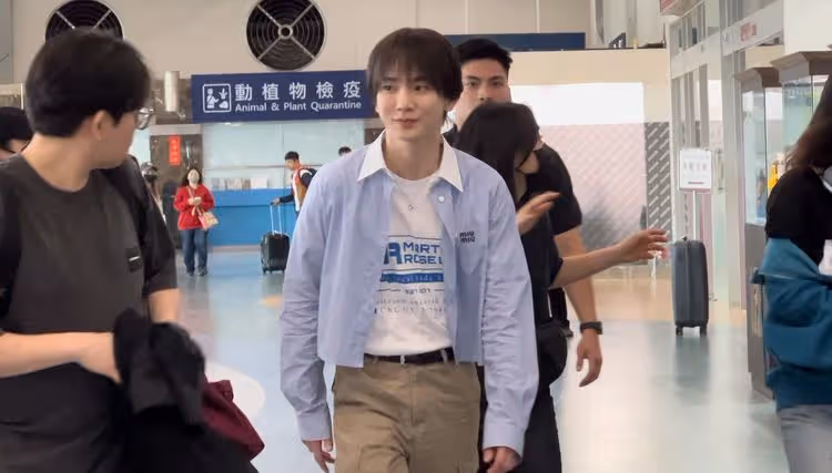 直擊｜SHINee KEY空降高雄！曬透肌親切揮手　300粉擠爆小港