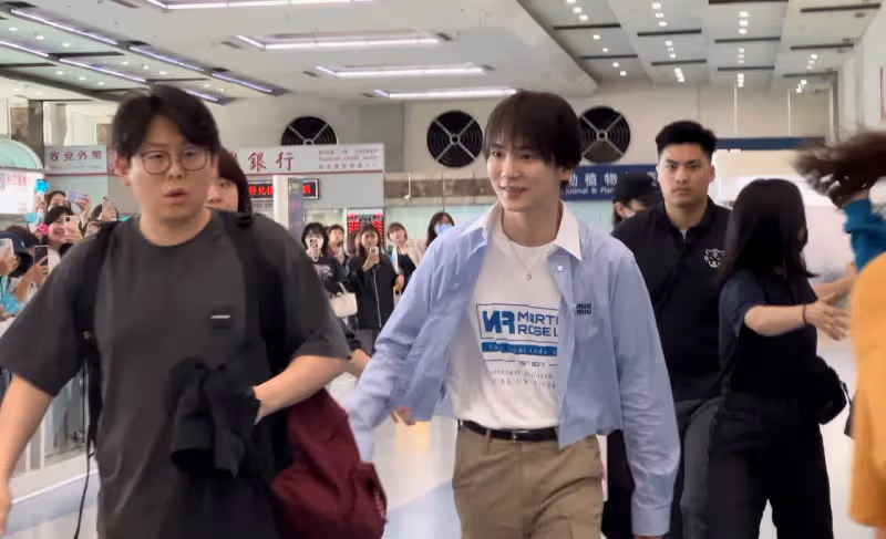 直擊｜SHINee KEY空降高雄！曬透肌親切揮手　300粉擠爆小港