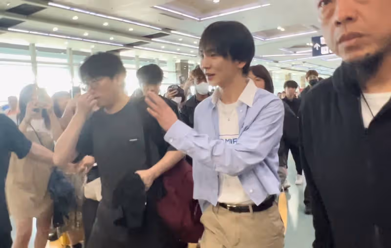 直擊｜SHINee KEY空降高雄！曬透肌親切揮手　300粉擠爆小港