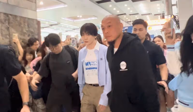 直擊｜SHINee KEY空降高雄！曬透肌親切揮手　300粉擠爆小港