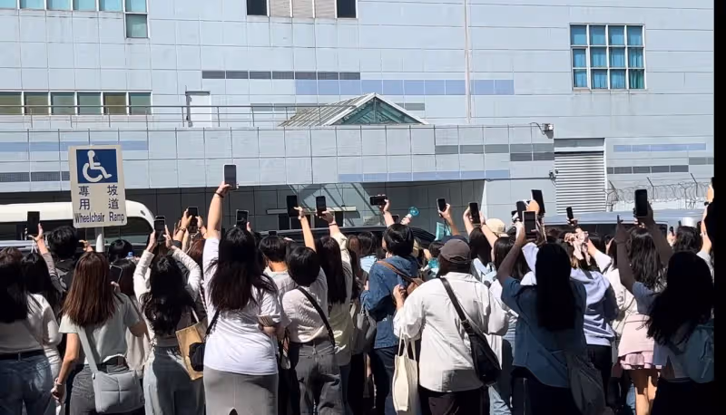 直擊｜SHINee KEY空降高雄！曬透肌親切揮手　300粉擠爆小港