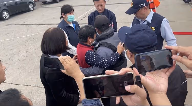 2金門釣客遭中國救起　吳男今返台與母相擁痛哭！胡姓中士未歸