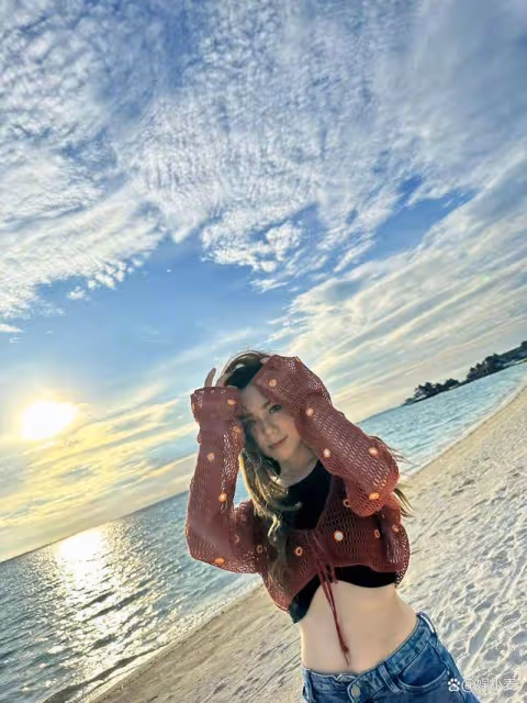鄧紫棋放得更開了,上半身只穿一件紗網還露出大半個肚皮,真飽滿