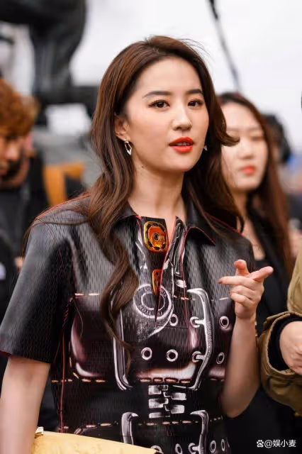 劉亦菲也有法令紋了,但是沒有破壞女神形象,跟同齡人相比算漂亮