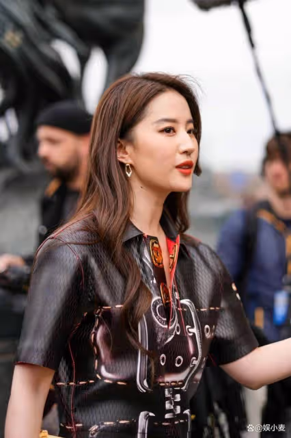 劉亦菲也有法令紋了,但是沒有破壞女神形象,跟同齡人相比算漂亮
