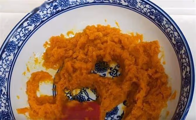 半個南瓜,2碗糯米粉,像我這樣簡單一做,軟糯綿密香甜,真好吃