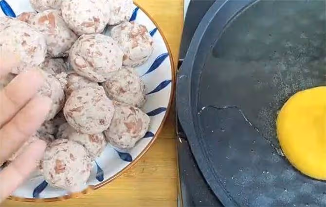 半個南瓜,2碗糯米粉,像我這樣簡單一做,軟糯綿密香甜,真好吃
