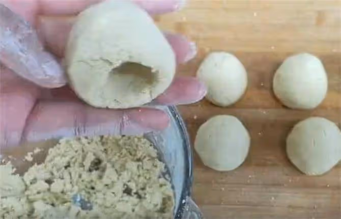 2個紅薯,1碗玉米面,不用一滴水,不發麵不燙麵,比油條還好吃