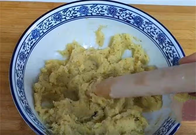 2個土豆,1碗糯米粉,不發麵不燙麵,自製酥脆薯片,小孩子超喜歡