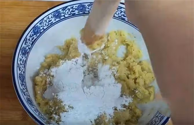 2個土豆,1碗糯米粉,不發麵不燙麵,自製酥脆薯片,小孩子超喜歡
