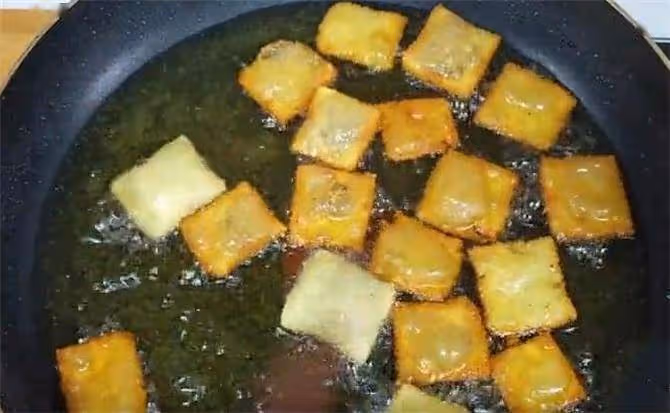 2個土豆,1碗糯米粉,不發麵不燙麵,自製酥脆薯片,小孩子超喜歡