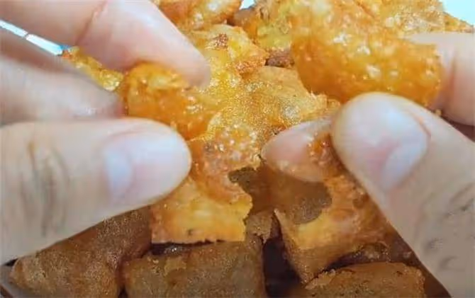 2個土豆,1碗糯米粉,不發麵不燙麵,自製酥脆薯片,小孩子超喜歡
