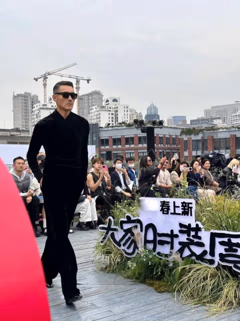 175cm瞿穎和189cm胡兵合體走秀!52歲瞿穎滿臉皺紋,胡兵老太多!