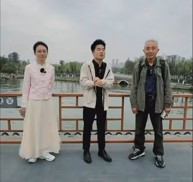董宇輝都害羞了!被戴建業老師現場催婚!讓武漢姑娘做他的翠花!