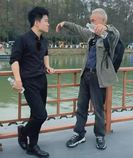 董宇輝都害羞了!被戴建業老師現場催婚!讓武漢姑娘做他的翠花!