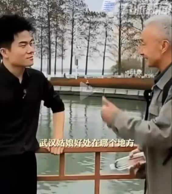 董宇輝都害羞了!被戴建業老師現場催婚!讓武漢姑娘做他的翠花!