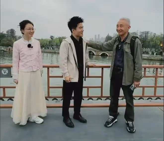 夢幻聯動!戴建業教授陪同宇輝一起游東湖櫻花園,湖北文旅有心了