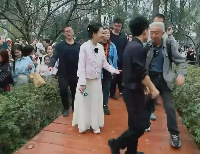 夢幻聯動!戴建業教授陪同宇輝一起游東湖櫻花園,湖北文旅有心了