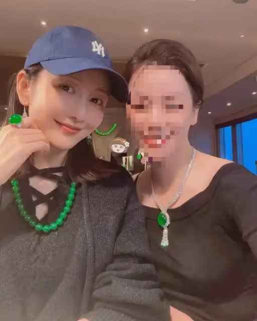 王鷗素顏逛珠寶展媽味十足,滿臉母性光輝,戴千萬翡翠犒勞自己!